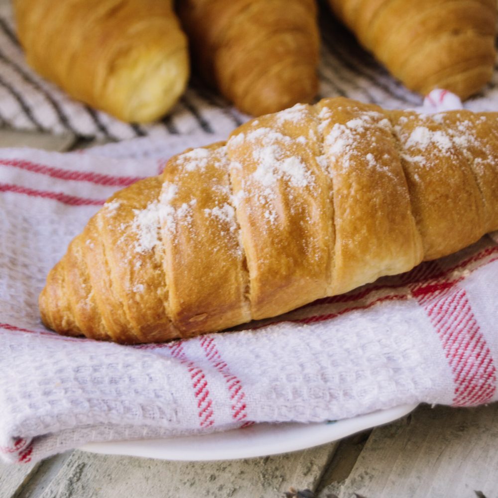 primer-plano-croissant-toalla